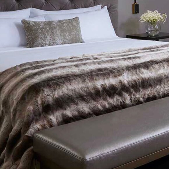 Donna Salyers' Fabulous-Furs Limited Edition Faux Chinchilla Oversized 60"X 86" - Picture 1 of 2